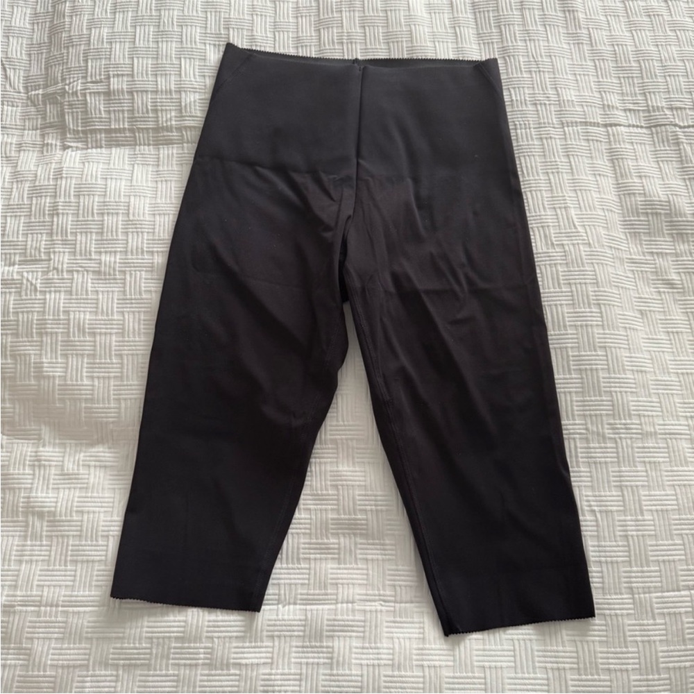 ⭐️ Oysho High Rise Compressive Capri Leggings